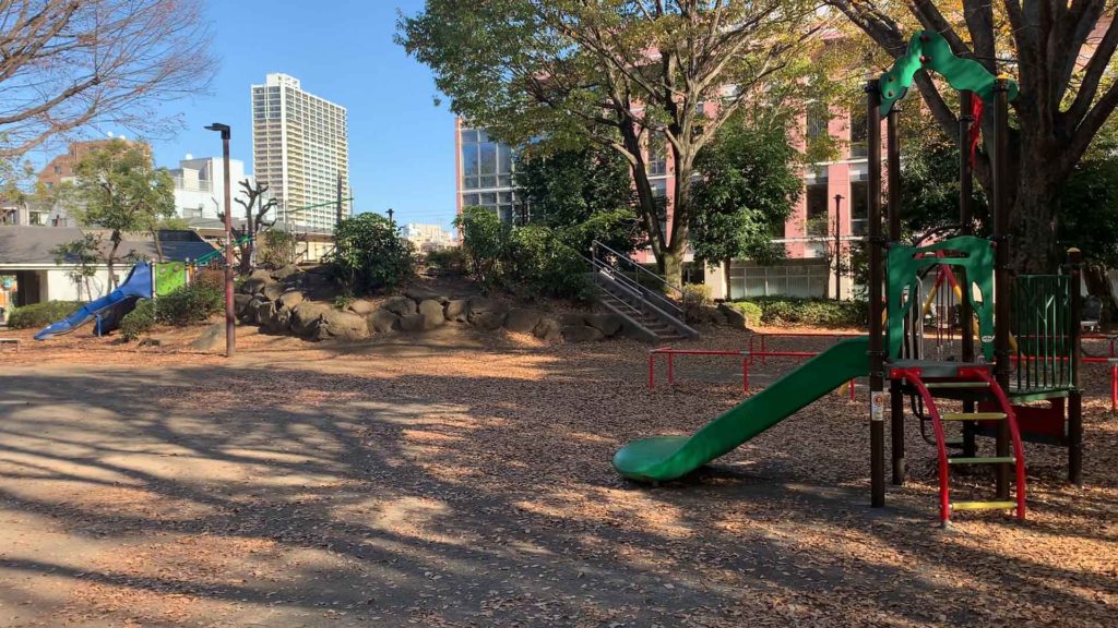 立川市 諏訪の森公園 築山の遊具と芝生広場がある鎮守の森の公園 公園 遊び場 レポ